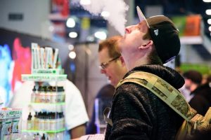 Facet pali e-paiperosa w sklepie specjalistyczny z wyborem liquidów do e-papierosów