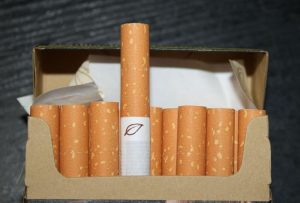 papierosy w paczce, palenie a niezdrowe jedzenie