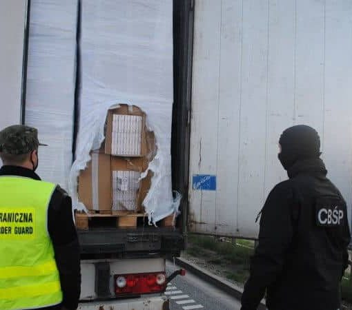 Ciężarówka z paczkami nielegalnych papierosów z Białorusi