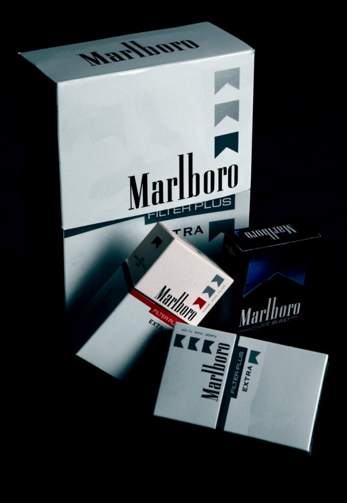Różne paczki papierosów Marlboro, ceny w 2023